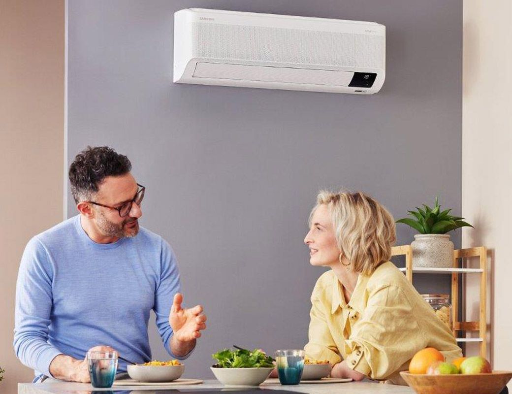 Un uomo e una donna sono seduti a un tavolo e parlano tra loro.