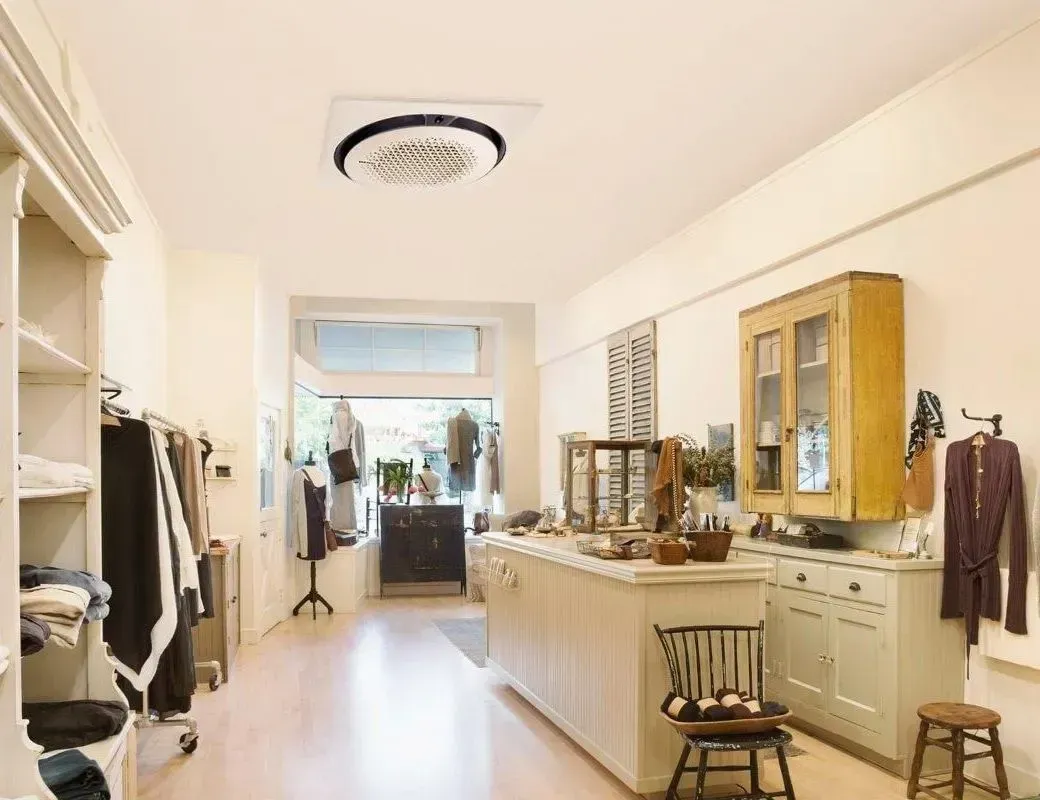 Un negozio con un ventilatore a soffitto appeso al soffitto