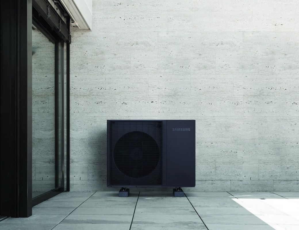 Una scatola nera è posizionata davanti a un muro di cemento.