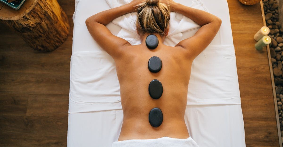 Banyoda içinde mumların olduğu bir kase var.