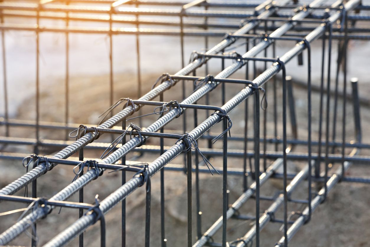 Un primer plano de una estructura metálica en un sitio de construcción.