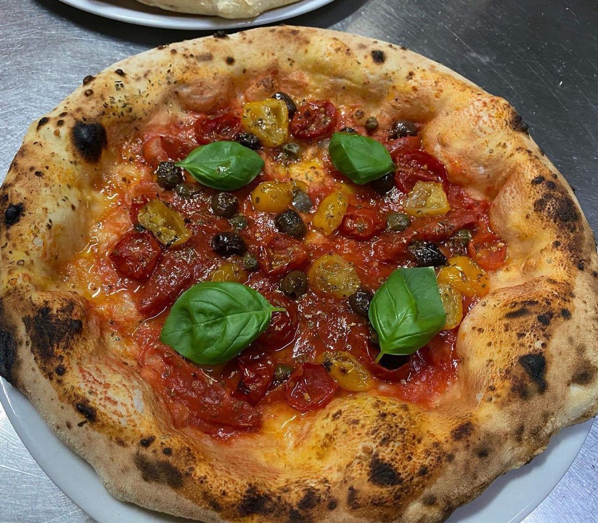 pizza rossa con basilico