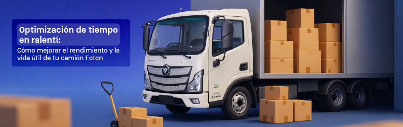 Un camión de entrega blanco Foton con el área de carga abierta llena de cajas, junto a una carretilla, sobre un fondo azul.
