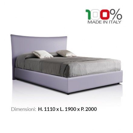 due divani a due posti di color bianco