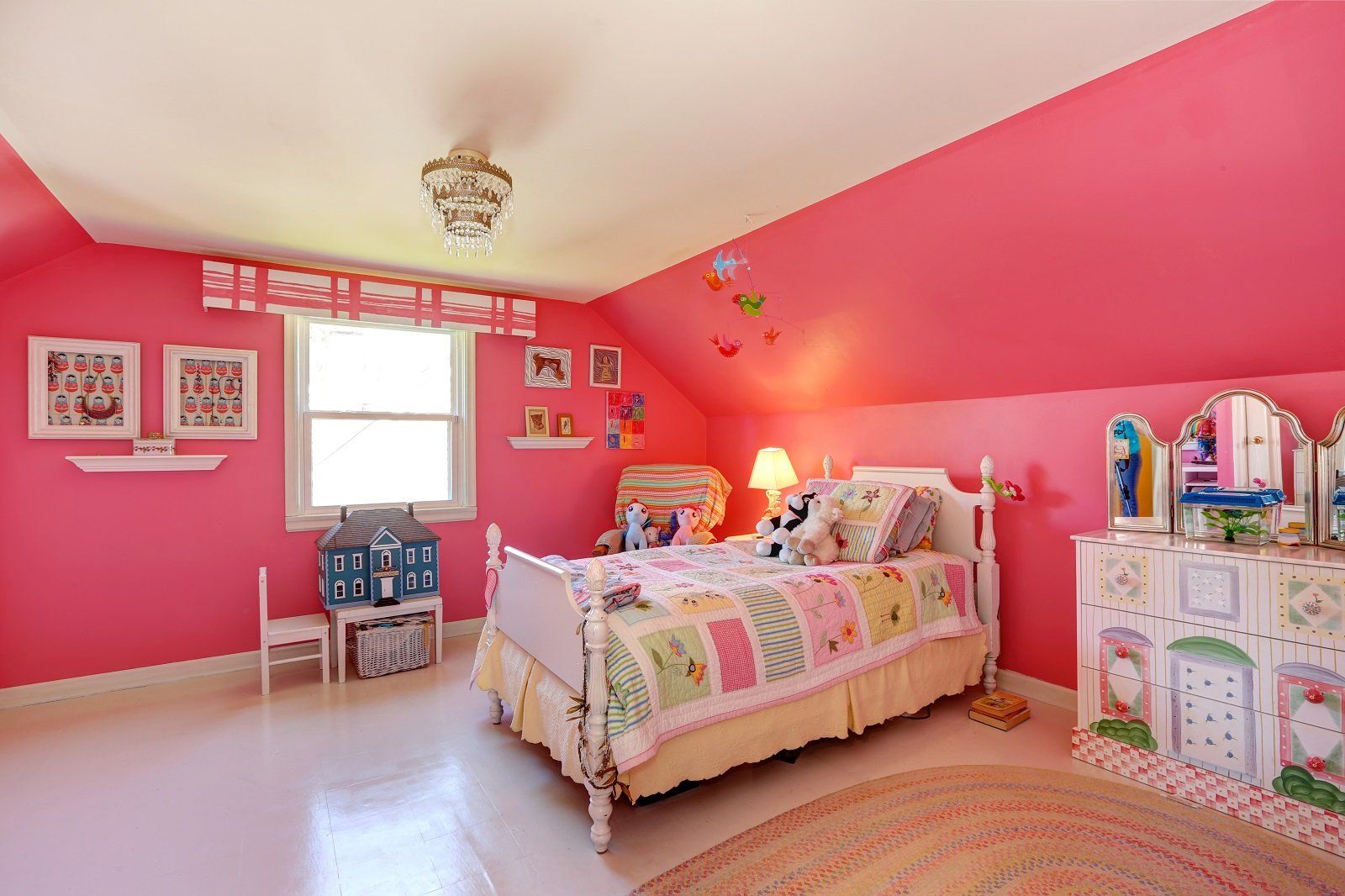 una camera con un letto singolo e dei muri di color rosa