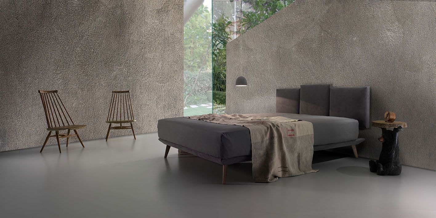 una cucina in legno di color bianco e grigio