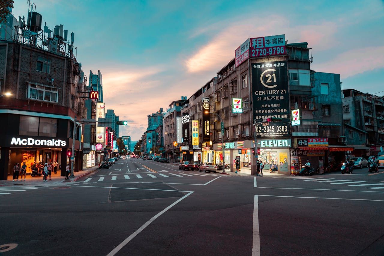 A city street with a mcdonald 's and a 7 eleven on the corner.