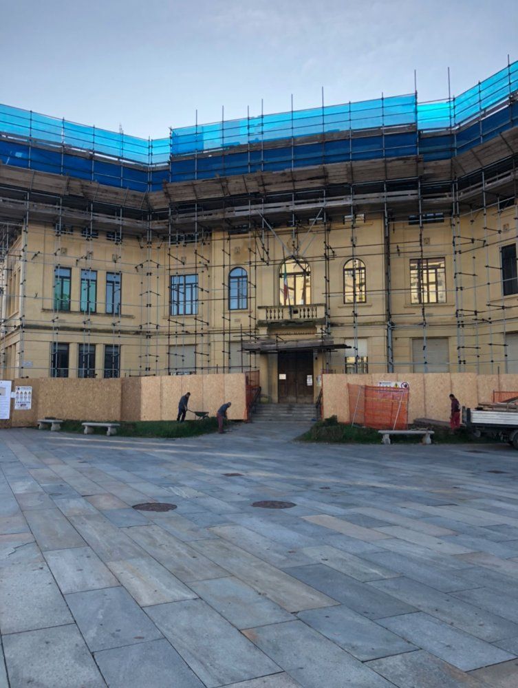 Un grande edificio in costruzione con impalcature attorno