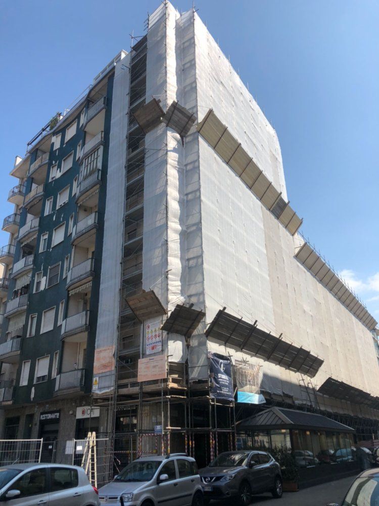 È in costruzione un grande edificio con impalcature ai lati.