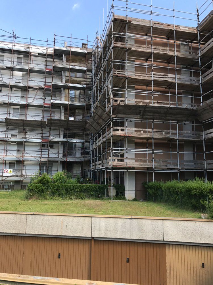 Un grande edificio in costruzione con impalcature attorno