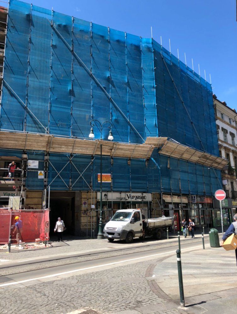 Un camion bianco è parcheggiato davanti a un edificio in costruzione.