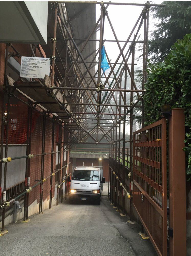 Un furgone bianco sta guidando lungo una strada stretta