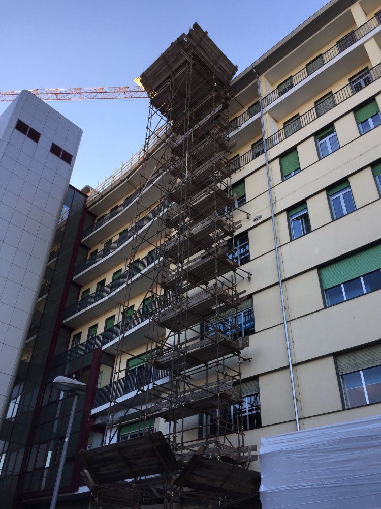 Un grande edificio con impalcature sul lato