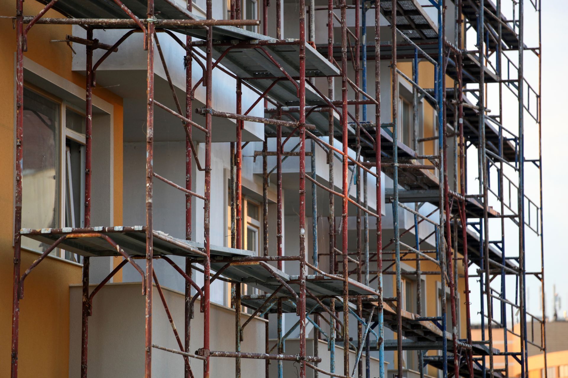 Un edificio in costruzione con impalcature ai lati.