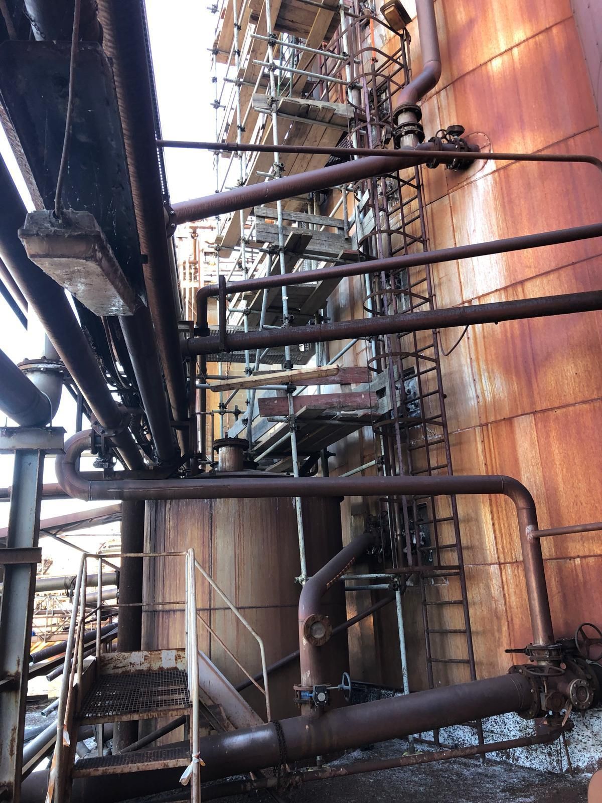 Una fabbrica con un sacco di tubi e scale