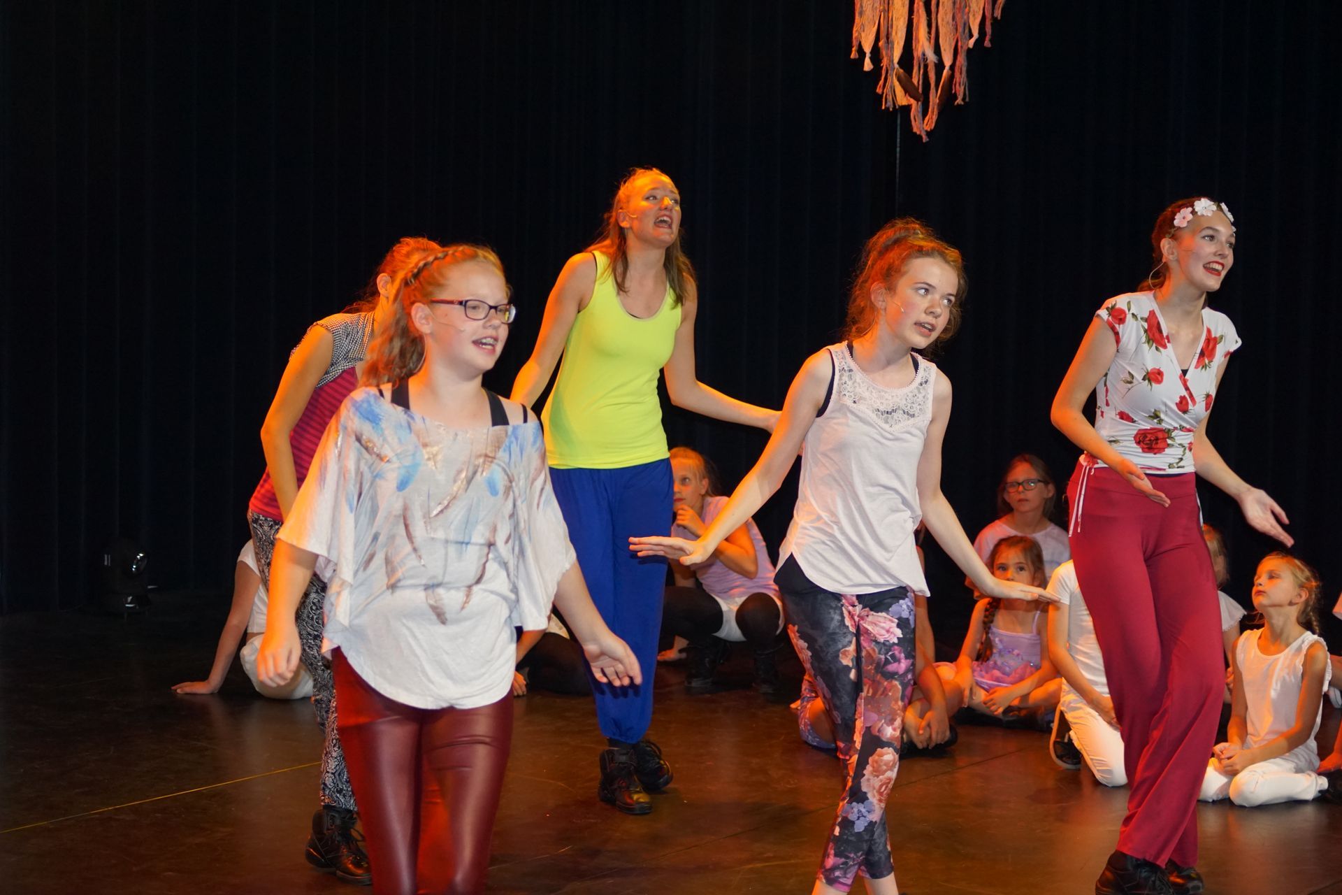 Waarom musical les? Musicalles is de ultieme combinatie-les van dans, zang en spel.  Wat doen we in de musical les? In de musicalles beginnen we met een dans-warming-up. Vervolgens warmen we de stem op d.m.v. improvisatie oefeningen waarbij de kinderen getriggerd worden om zelf creatief te zijn. We werken aan een nummer waarbij we eerst de dans instuderen, daarna de zang en uiteindelijk werken aan de inleving. Ook spelen we scènes. Hierbij moeten de kinderen zich inleven in de scène en ook improviseren. In de laatste maanden van het seizoen werken we toe naar een eindmusical in het theater.