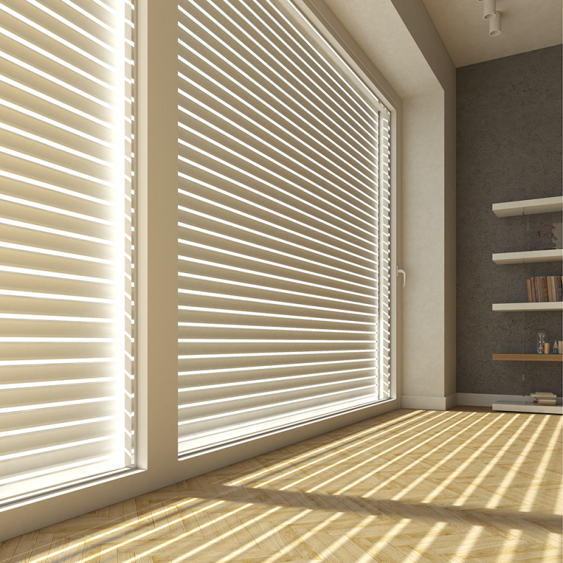 Una stanza con persiane alle finestre e pavimento in legno.