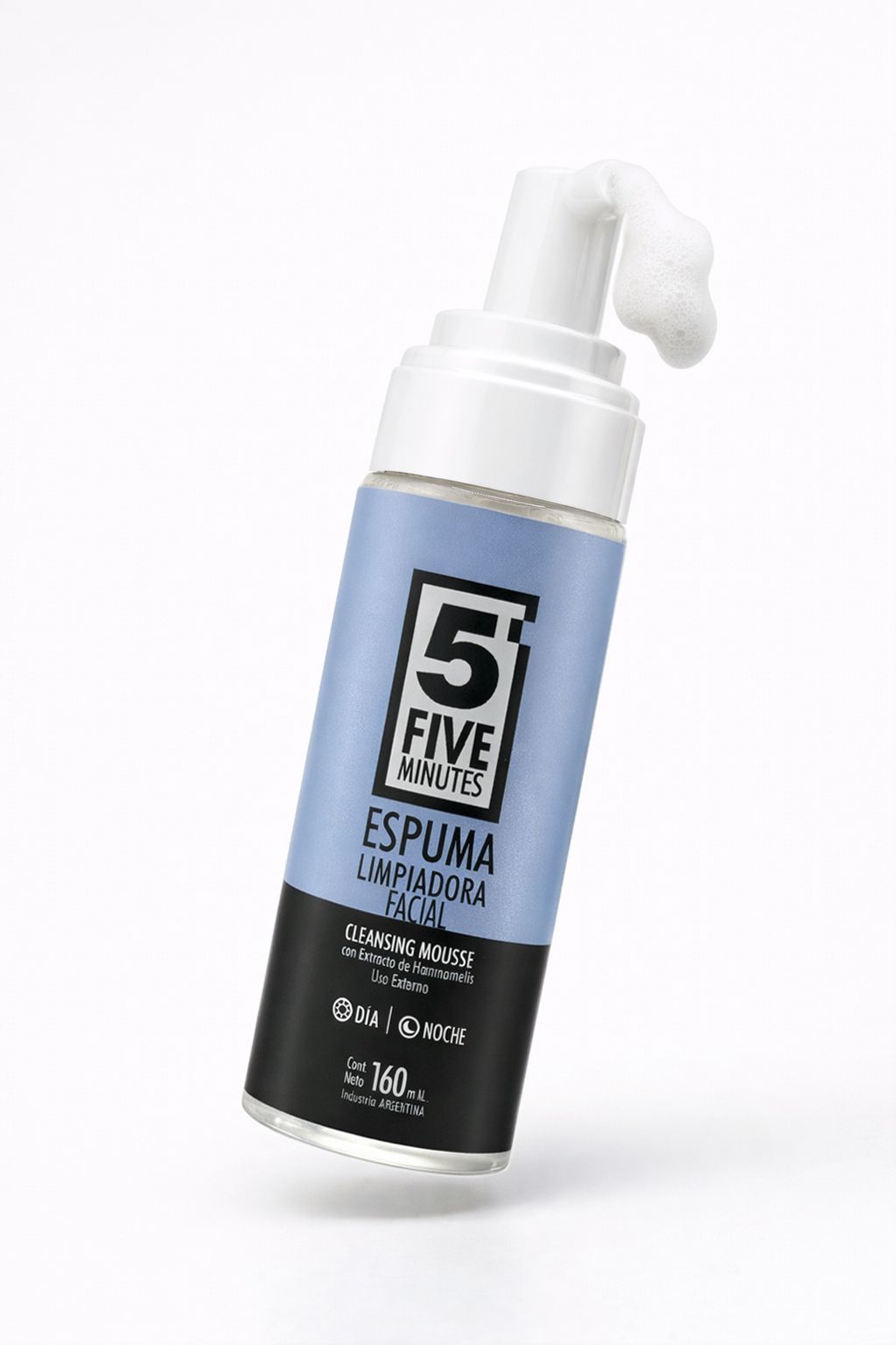 Botella de limpiador facial espumoso etiquetada 