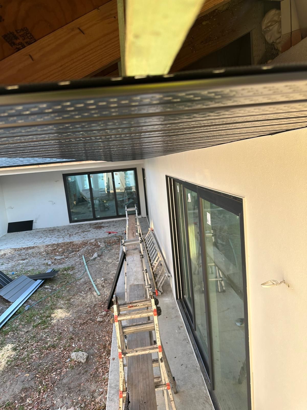 A ladder is sitting on the side of a house.