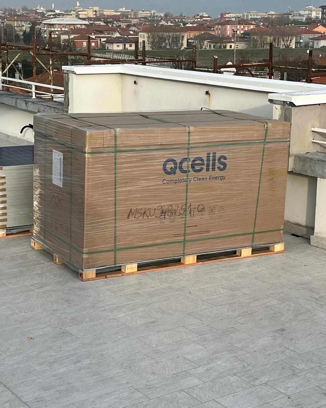 Una grande cassa di cartone rettangolare con il marchio