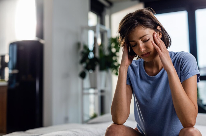 Dor de cabeça e vontade de vomitar: Quando procurar um neuro em Nova Friburgo?