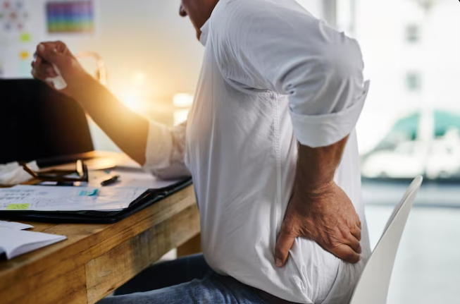 Dor na coluna que não passa mesmo com repouso: o que pode ser?