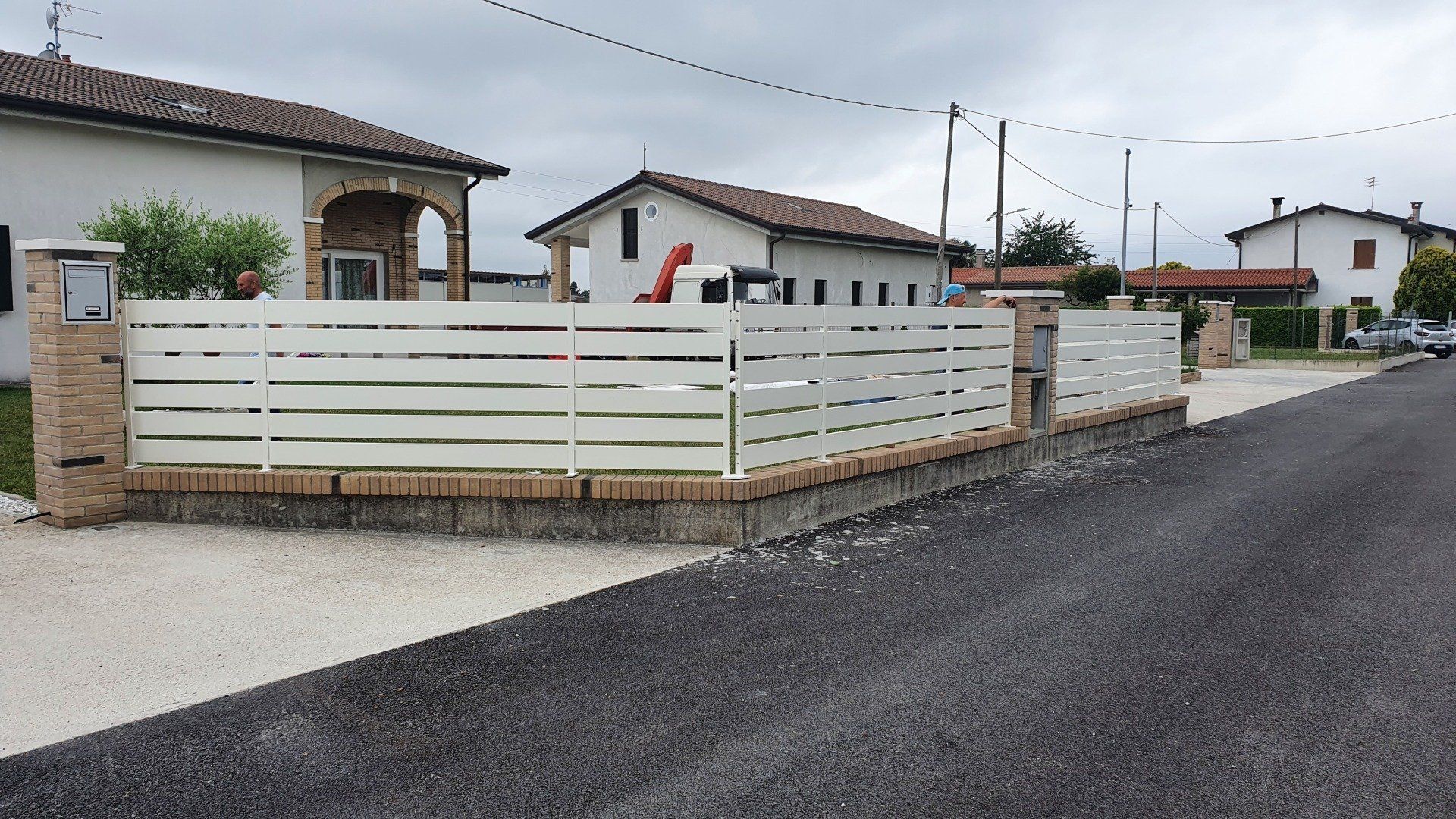 Una recinzione bianca a doghe