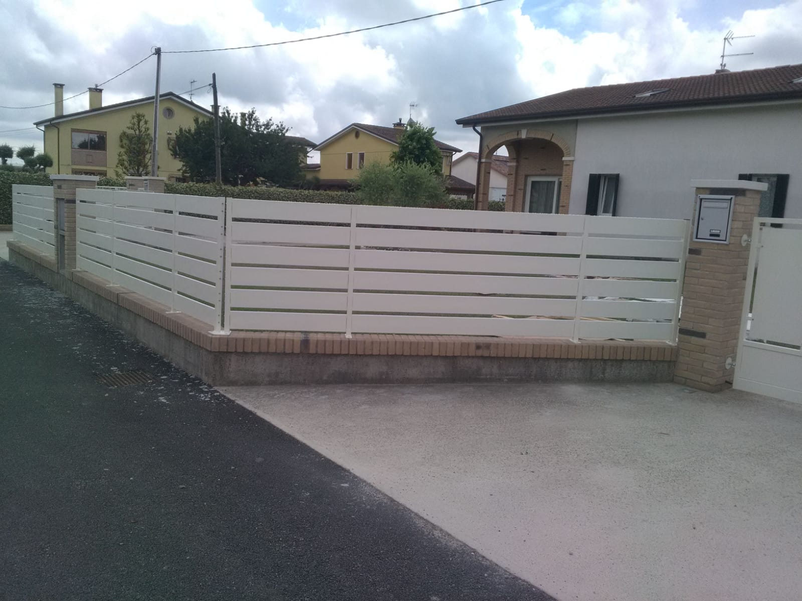 Recinzione bianca con stecche orizzontali 