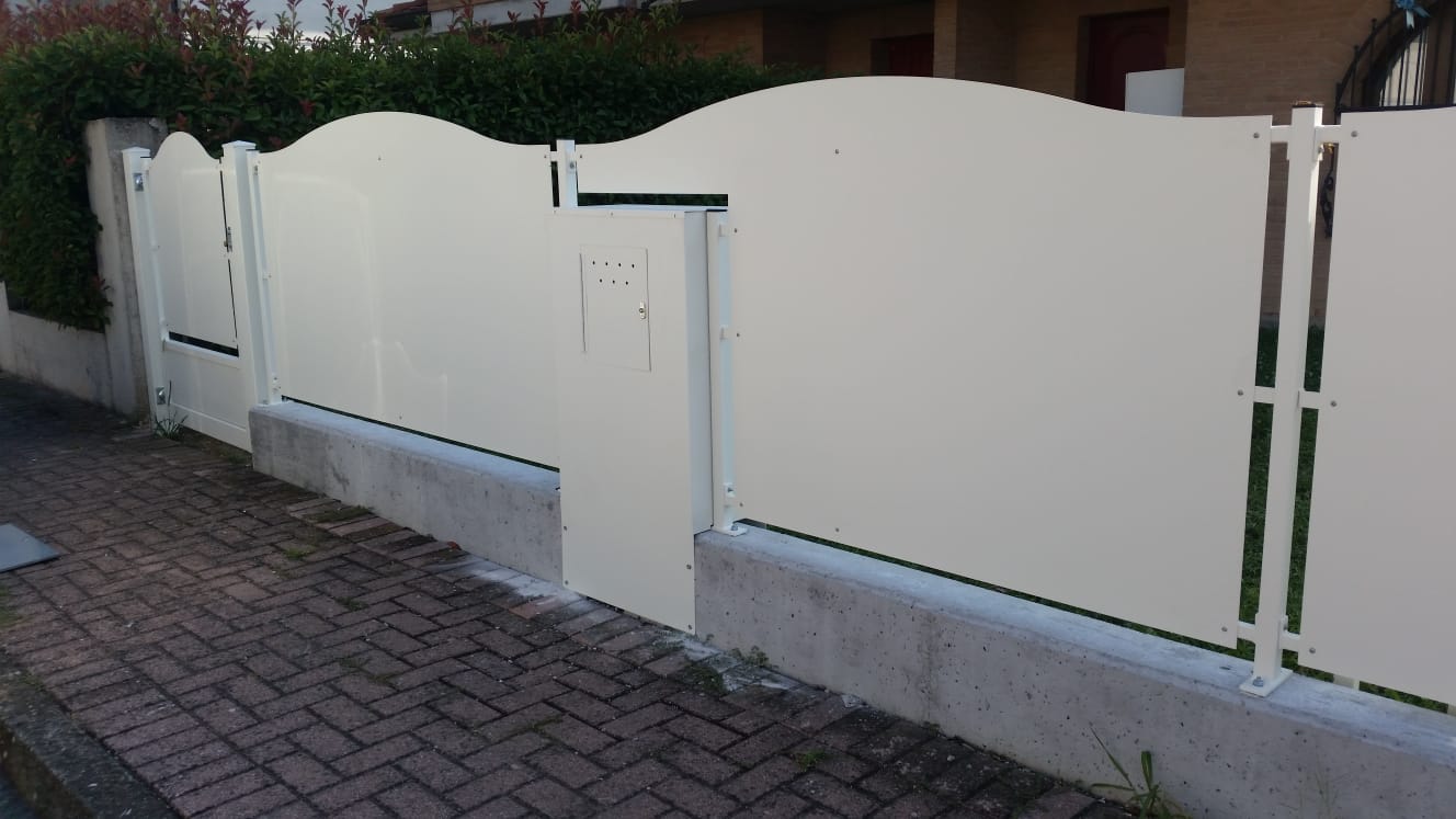 Recinzione in metallo bianco 