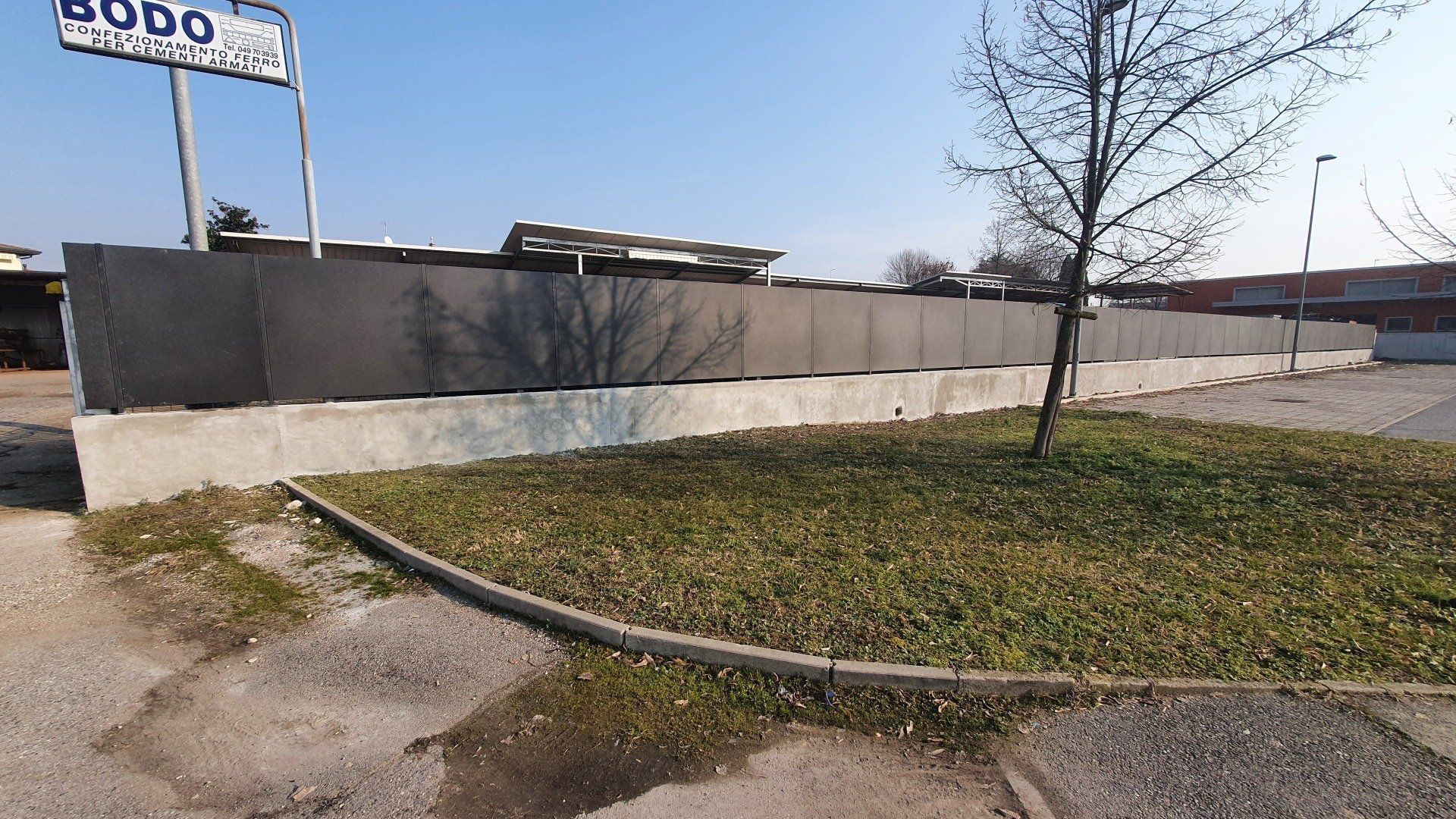 Basso muro di cemento con blocchi grigi