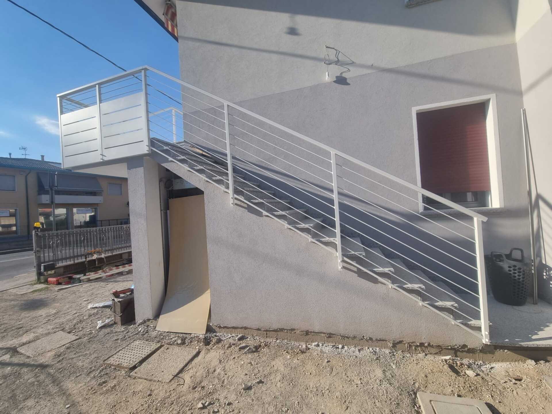 Scala esterna con ringhiera in metallo