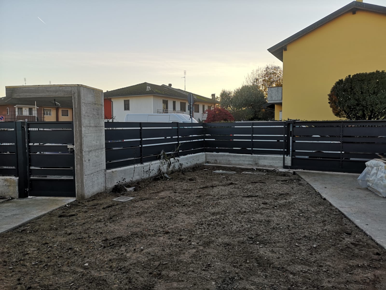 Una recinzione nera a doghe orizzontali 