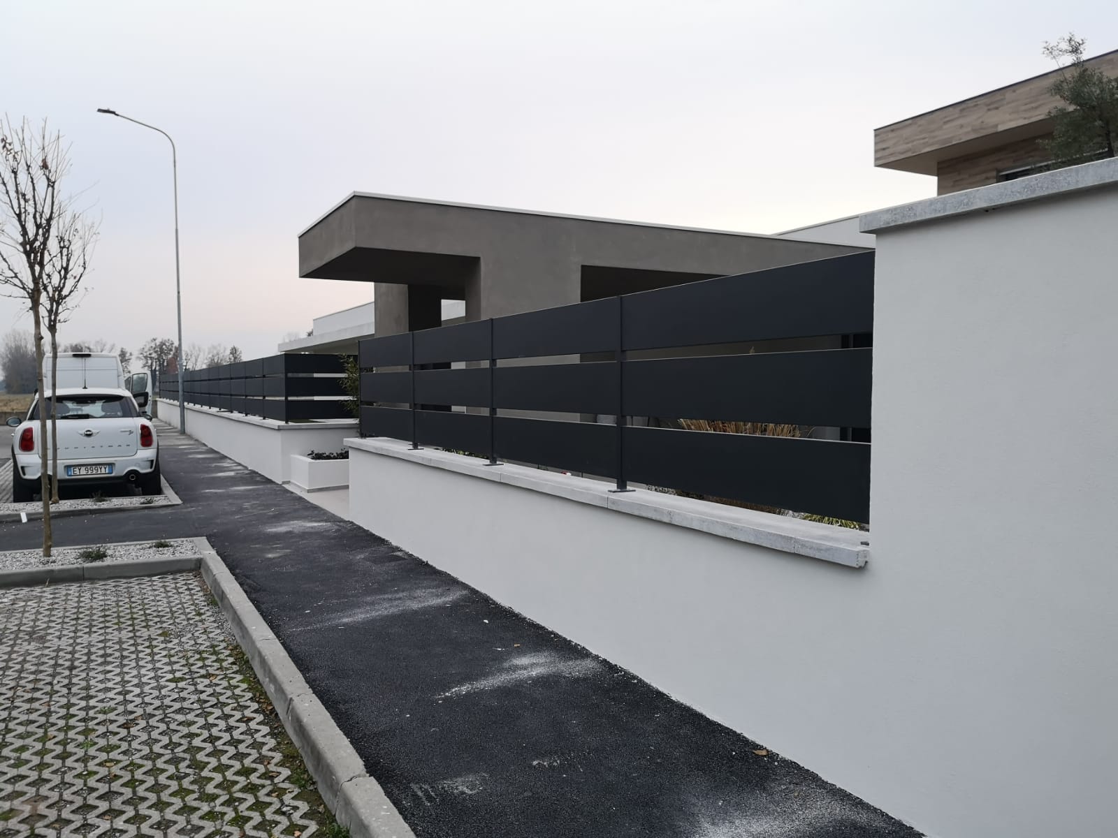 Casa moderna con recinzione orizzontale grigio scuro