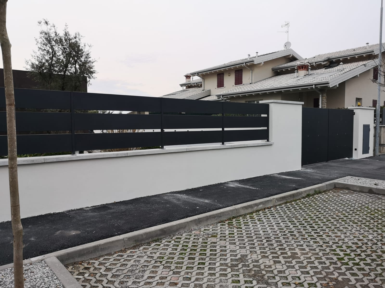 Recinzione nera a listelli orizzontali