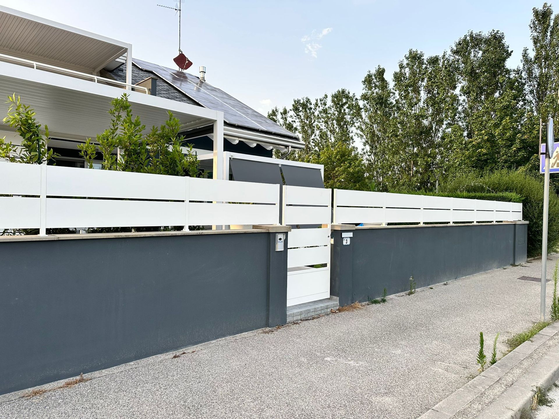 Una recinzione bianca a doghe orizzontali 