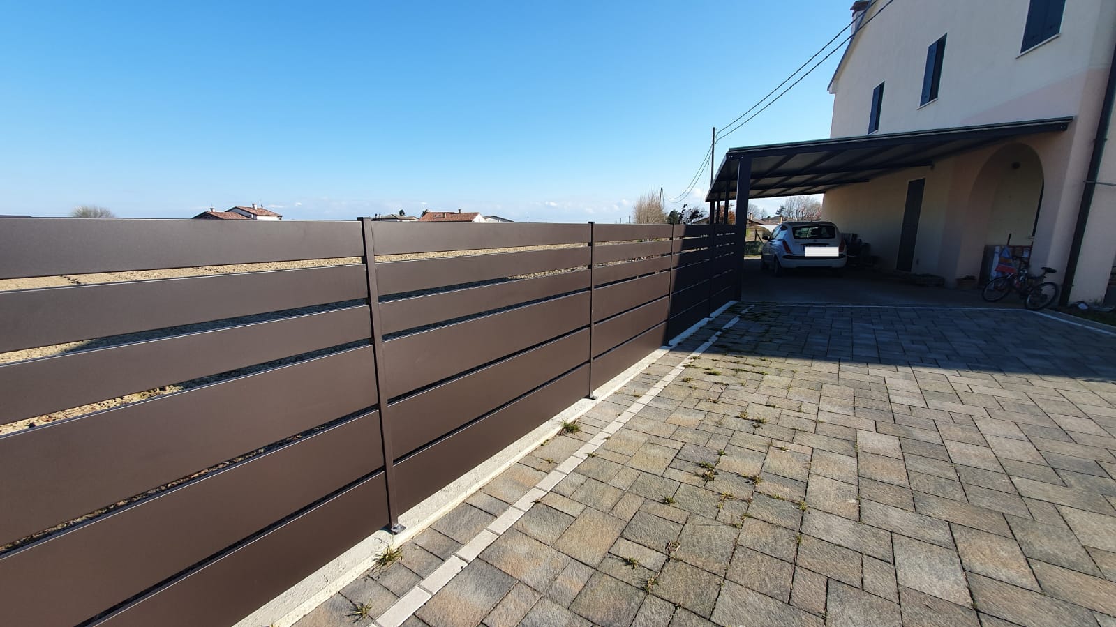 Una recinzione a listelli marroni 