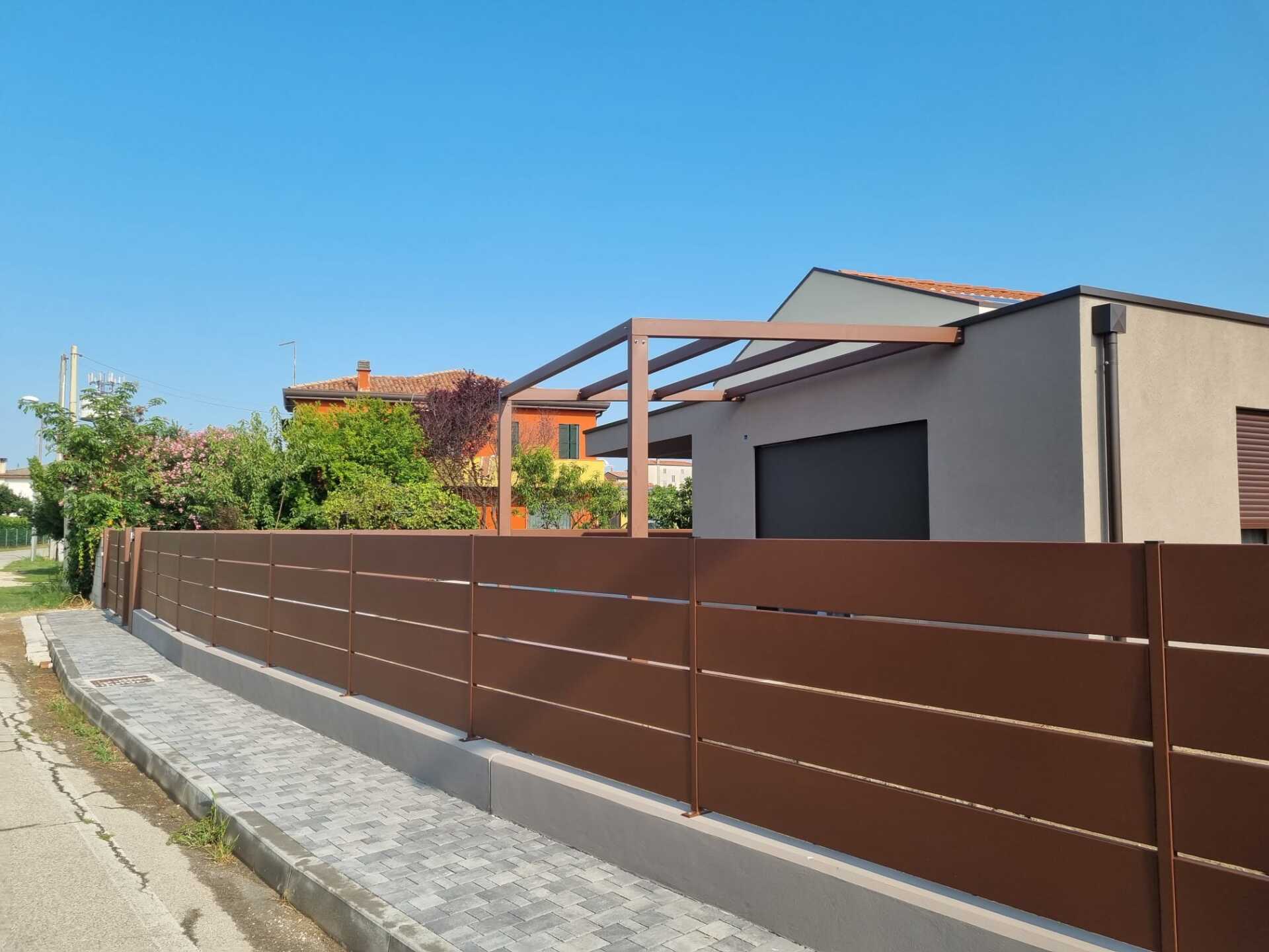 Recinzione orizzontale in listelli marroni 