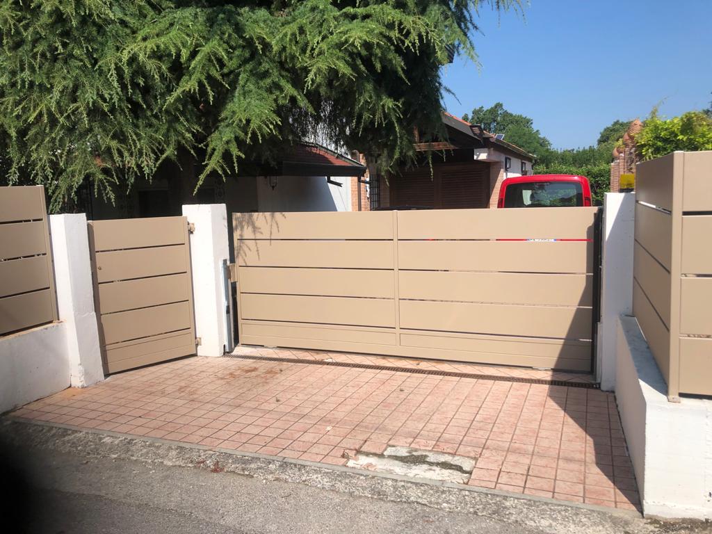 Cancello marrone chiaro a stecche 