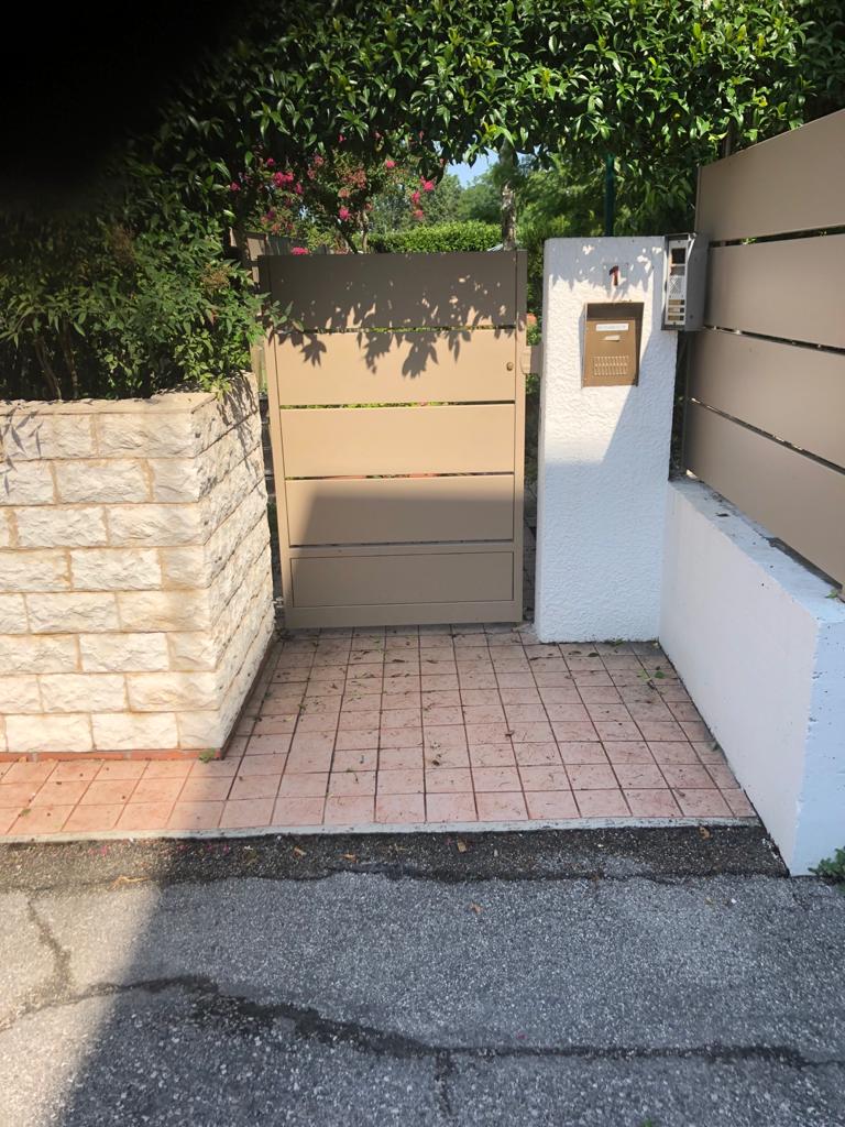 Cancello in metallo color cuoio e cassetta della posta