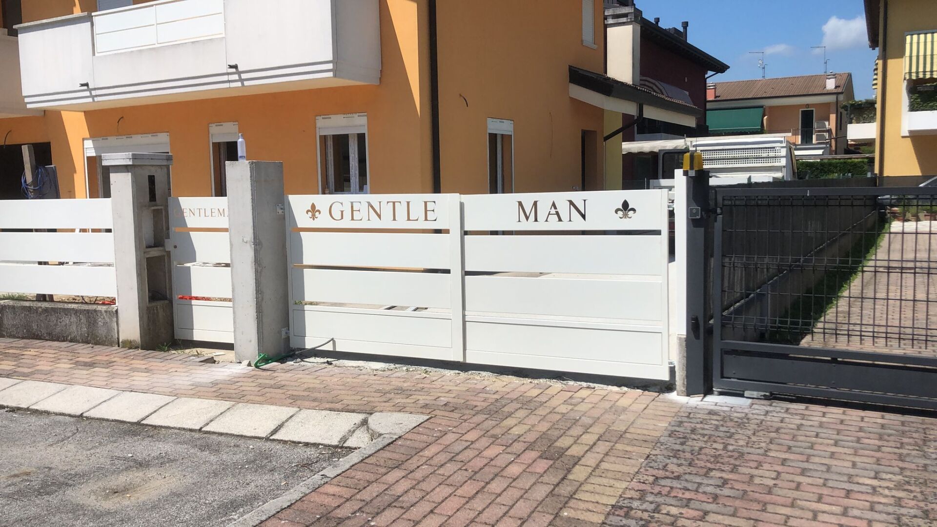 Cancello in metallo bianco con la scritta 