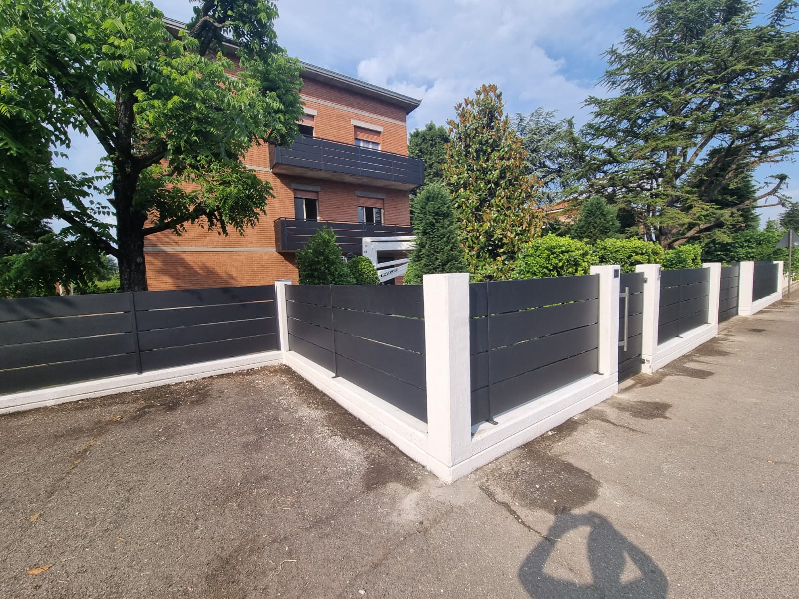 Recinzione orizzontale a doghe nere 