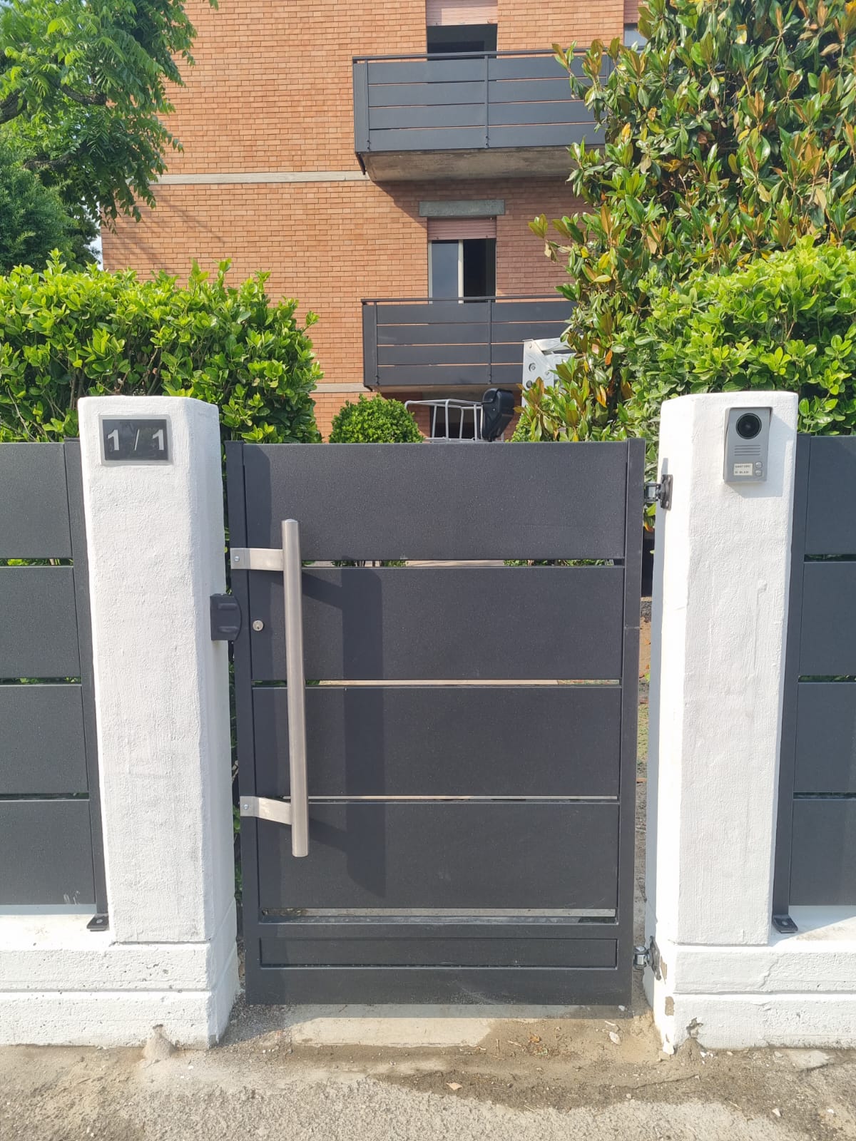 Cancello in metallo nero con maniglia in acciaio inossidabile