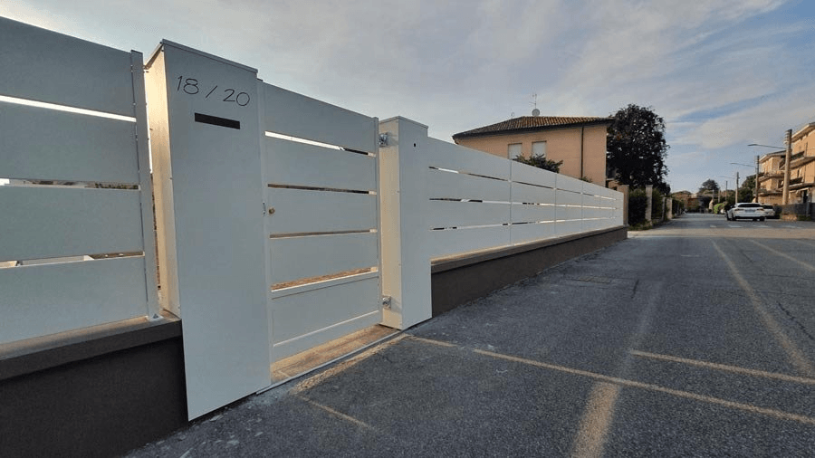 Cancello e recinzione bianchi