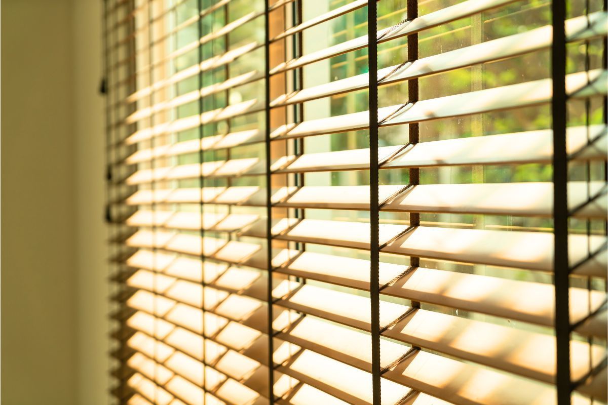 Made-to-measure wooden venetian blinds