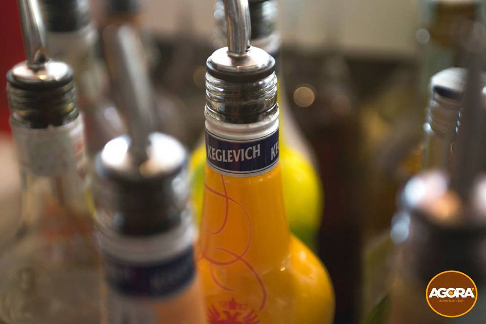 Bottiglie di liquori per la preparazione di cocktail alcolici