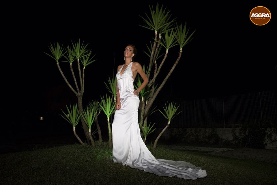 Una sposa in posa nel giardino del locale per eventi