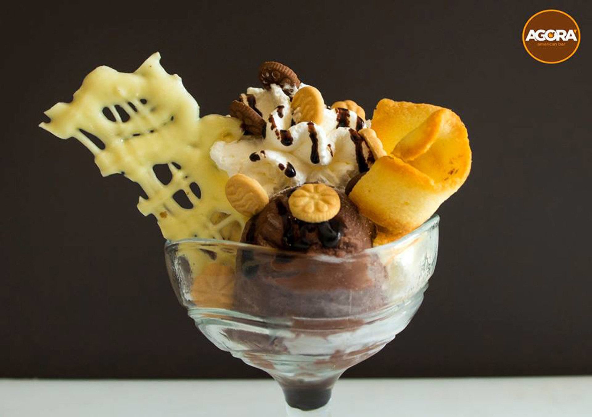 Coppa gelato con biscotti e cioccolato