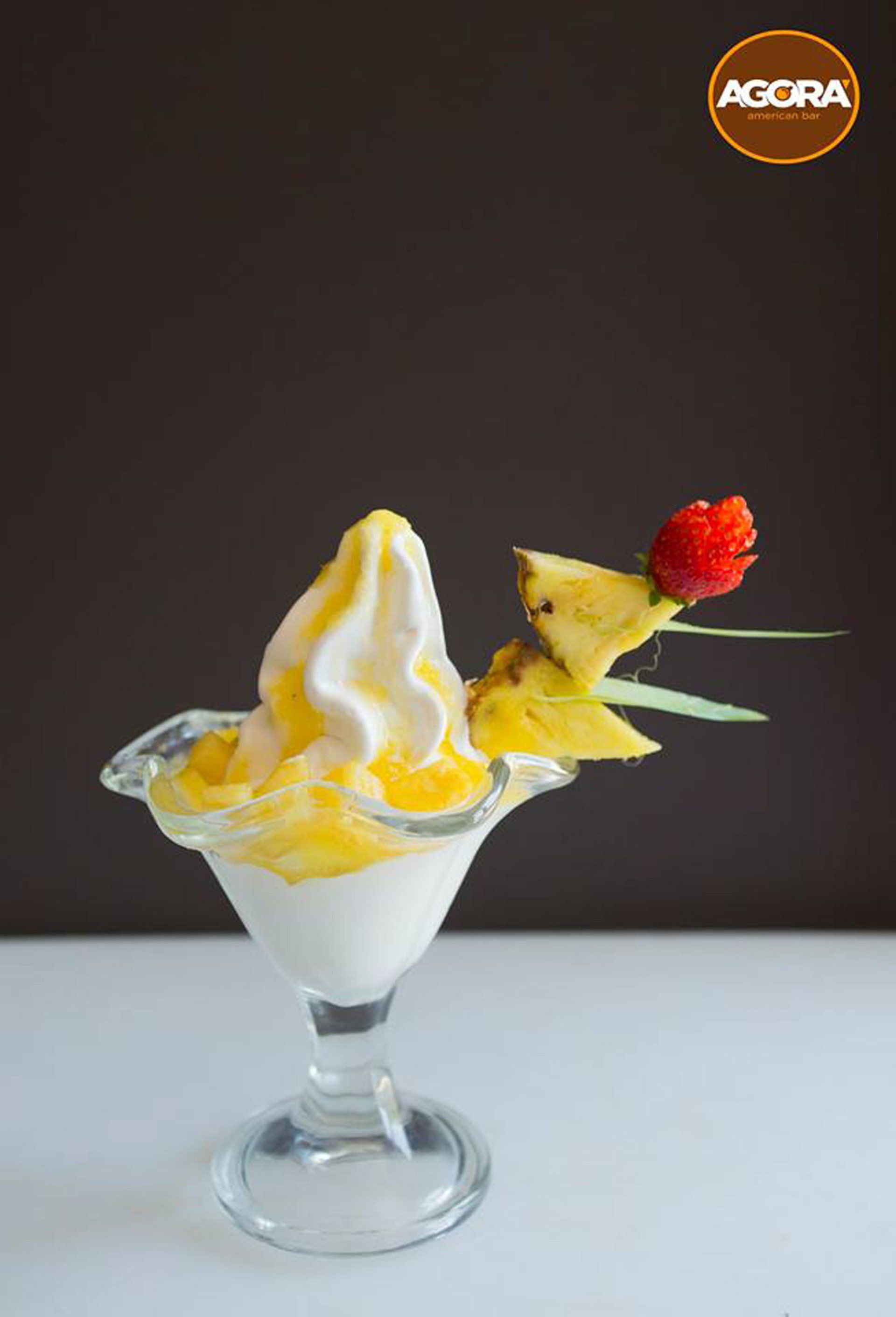 Coppa gelato con frutta fresca e panna