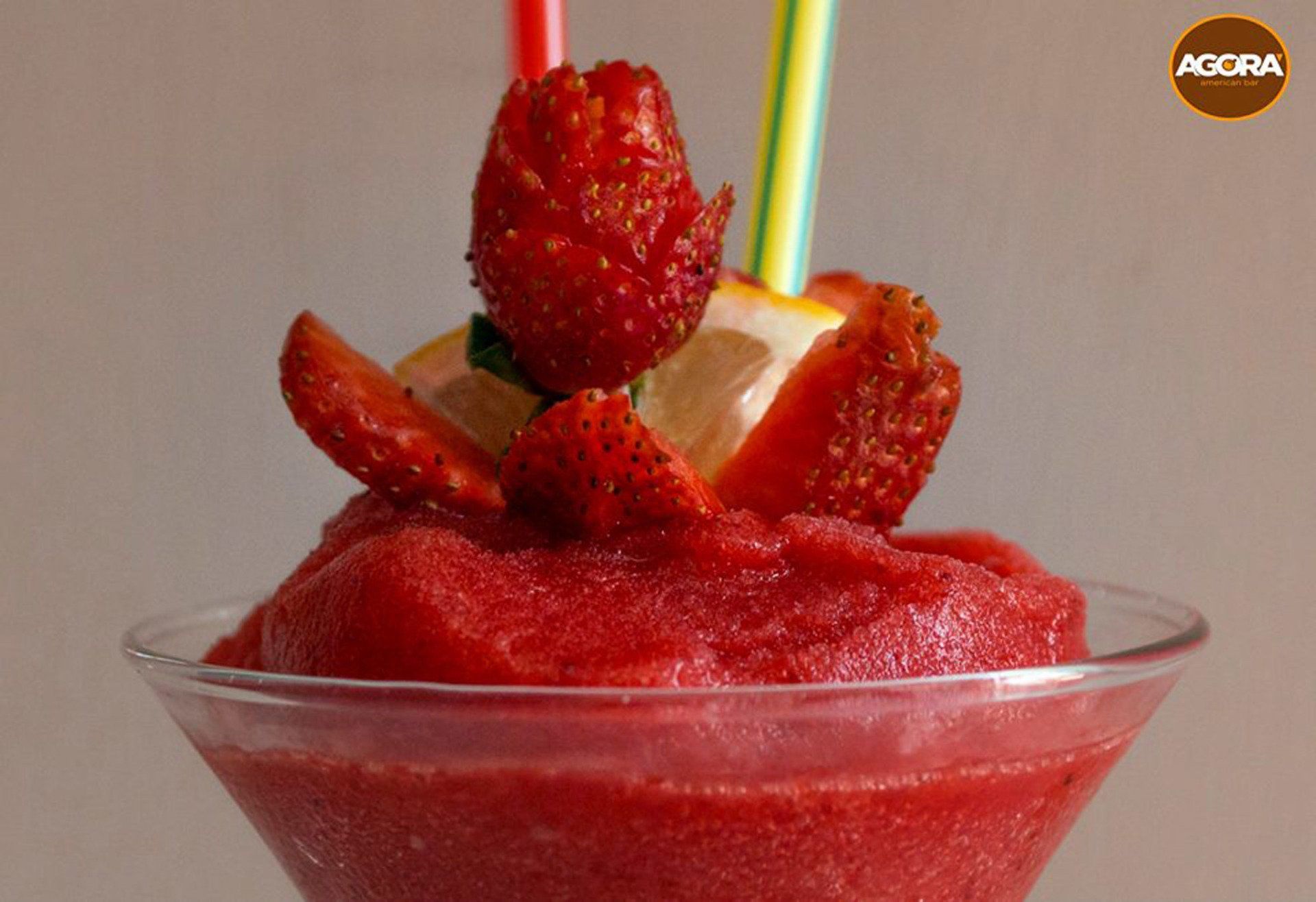 Gelato alla fragola con fragole fresche