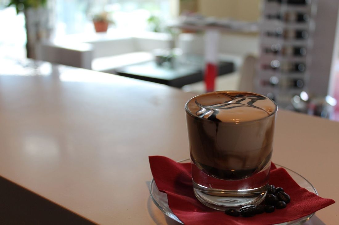 Caffè macchiato con cioccolato fuso